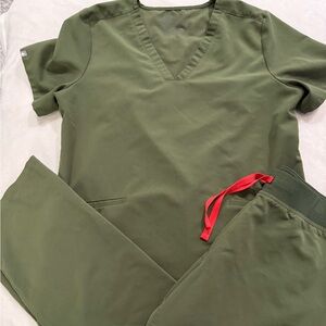 Figs Scrub Set in Dark Olive 2 Pocket Top and Pants Large F17 PO 2043